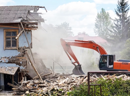重機で家屋を解体している現場の様子