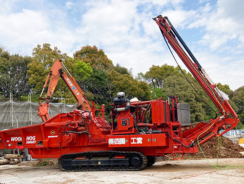 廃材や木材を粉砕し木質バイオマスチップに加工する重機