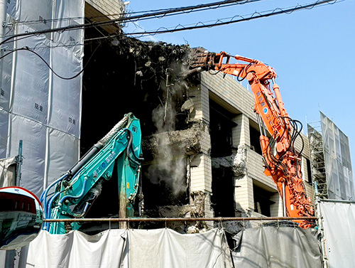 重機でビルを解体している作業現場