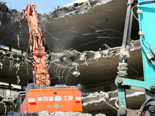 ビルの構造部分を重機で解体している様子